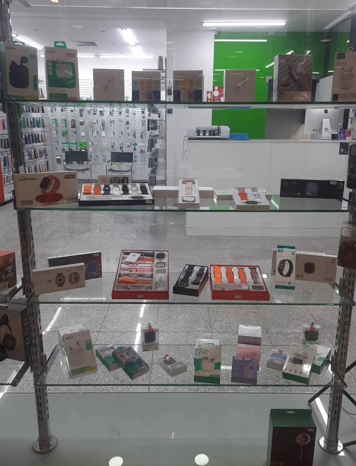 Acessórios em exposição — Phone Care+ Braga